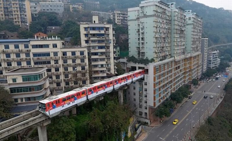 Kereta Api China Menembus Gedung Apartemen