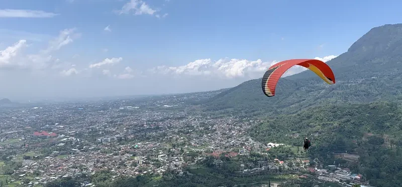 Wisata Paralayang Keliling Kota Batu Sebagai Uji Adrenalin