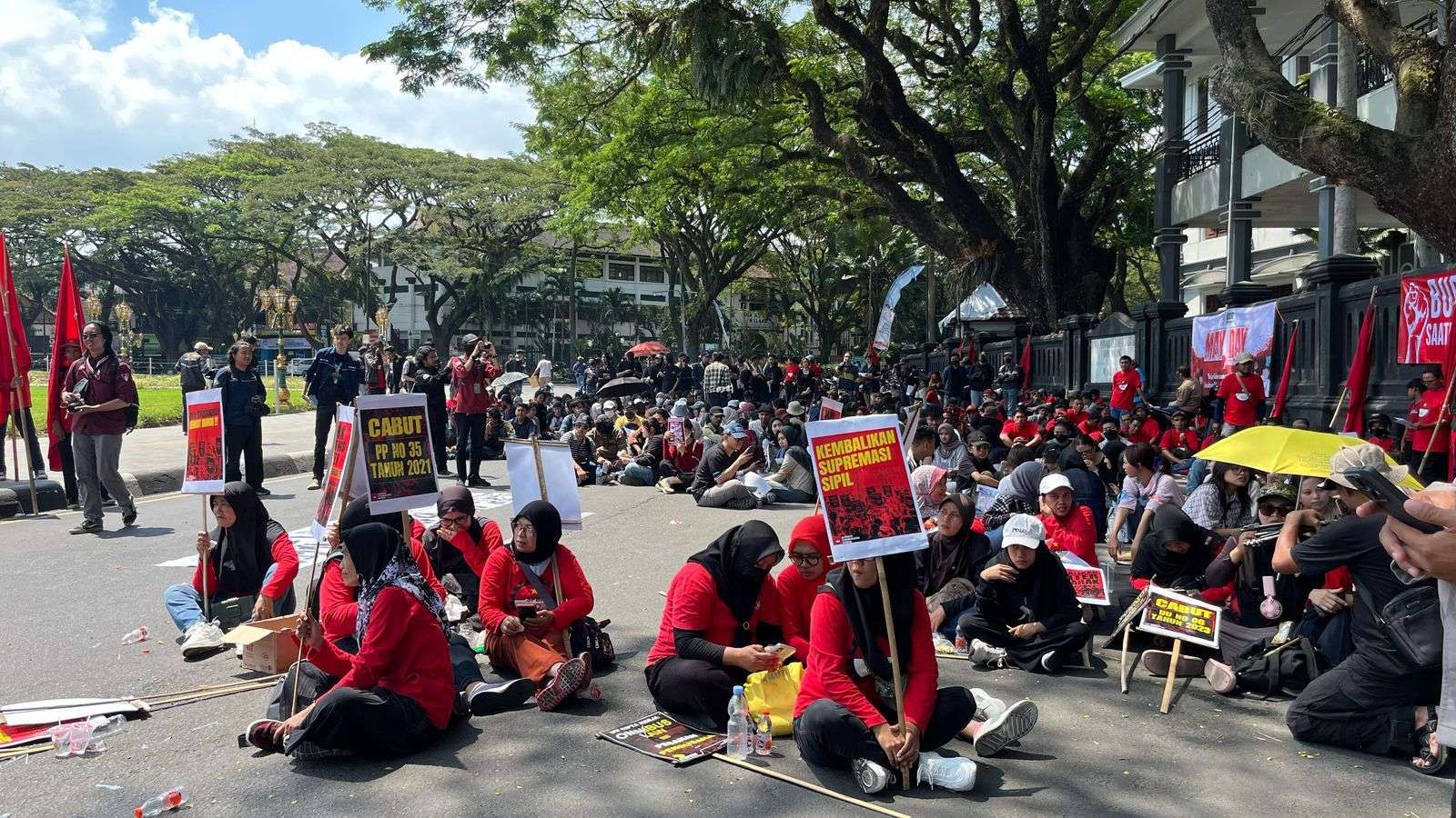 Buruh Desak Revisi UU Cipta Kerja: Aksi Unjuk Rasa Meluas