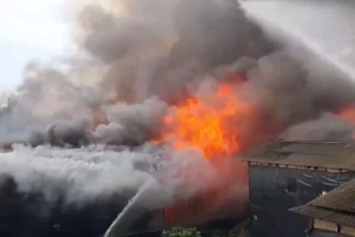 Kebakaran Besar Landa Sebuah Rumah Di Kapuk Raya