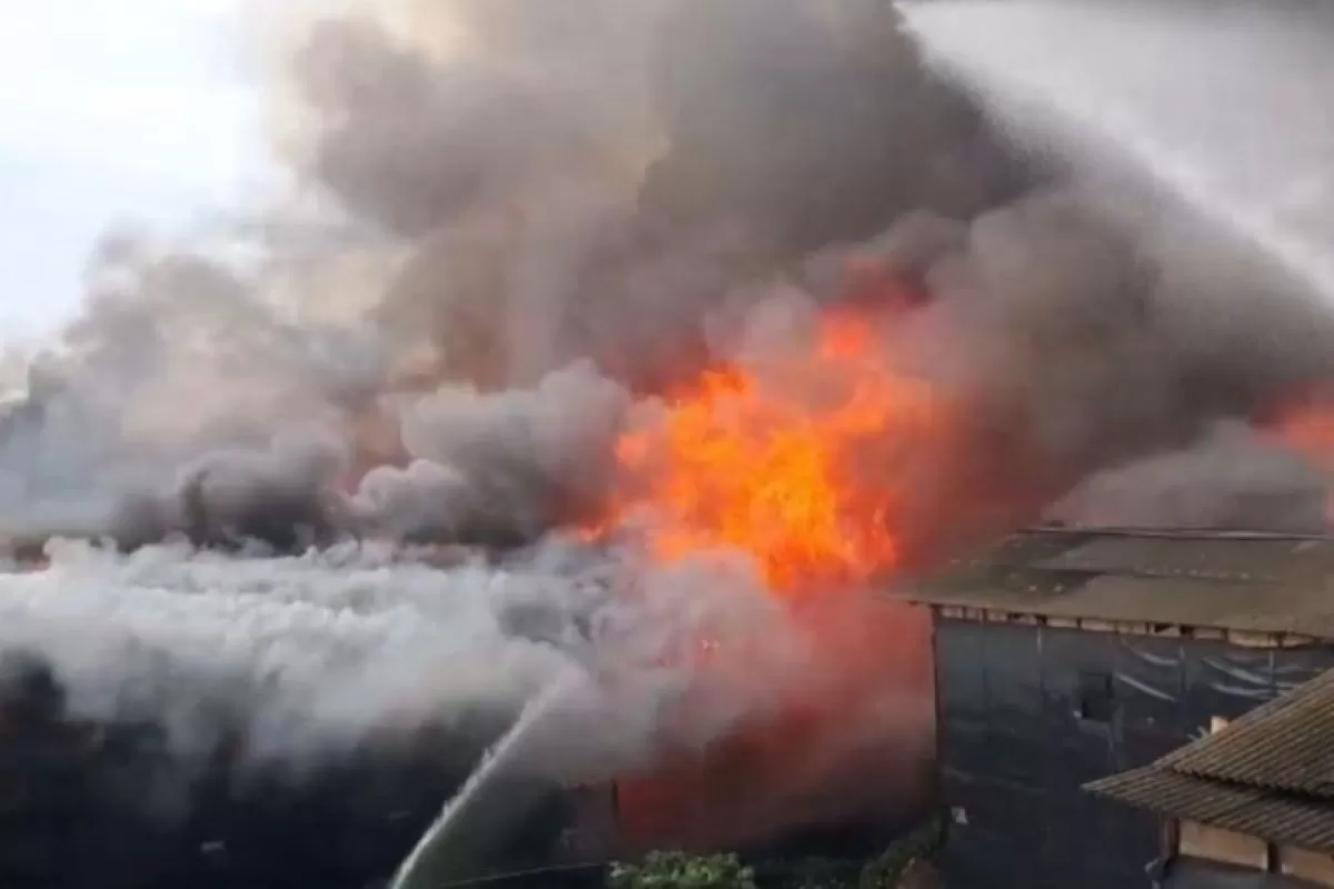 Kebakaran Besar Landa Sebuah Rumah Di Kapuk Raya