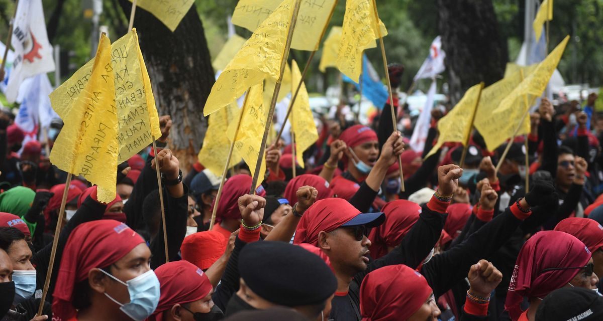 Ribuan Buruh Demo Besar Tuntut Kenaikan UMP Jakarta Hari Ini