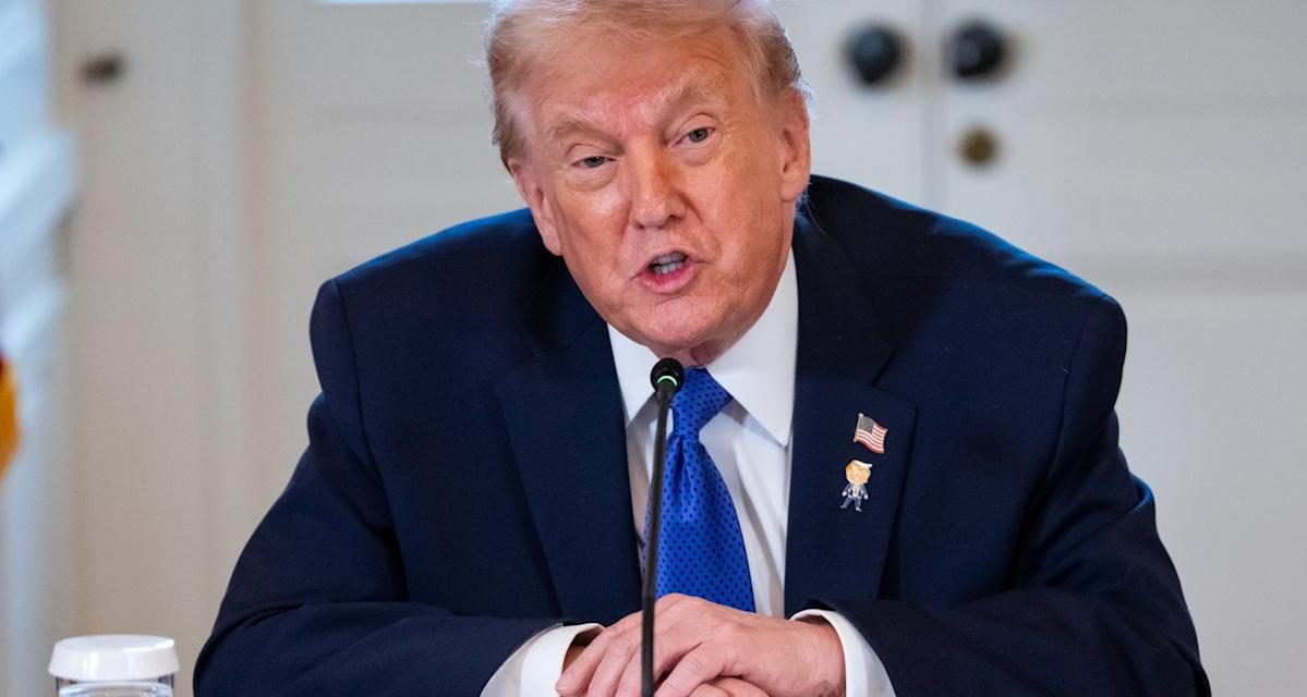 Trump Dorong Pembatasan Bunga Kartu Kredit AS