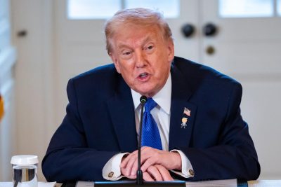 Trump Dorong Pembatasan Bunga Kartu Kredit AS