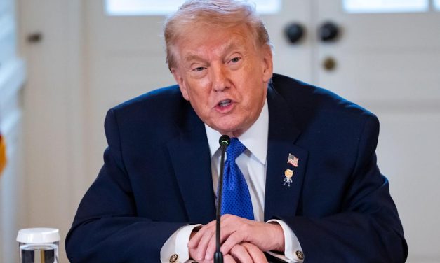 Trump Dorong Pembatasan Bunga Kartu Kredit AS