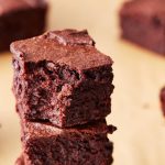 Alton Brown Bagikan Tips Tak Terduga Agar Brownies Lebih Enak