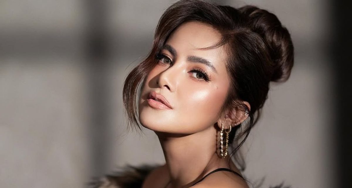 Olla Ramlan dan Gaya Elegannya yang Selalu Memikat