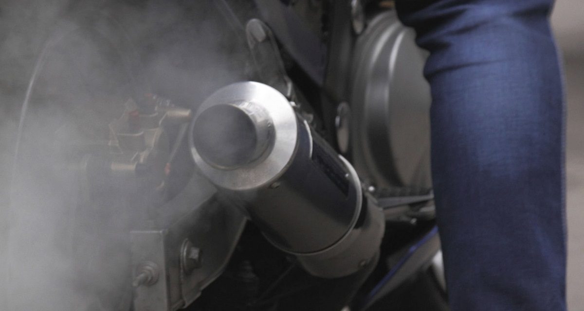Kenapa Knalpot Motor Keluar Asap? Ini Penyebabnya