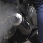Kenapa Knalpot Motor Keluar Asap? Ini Penyebabnya