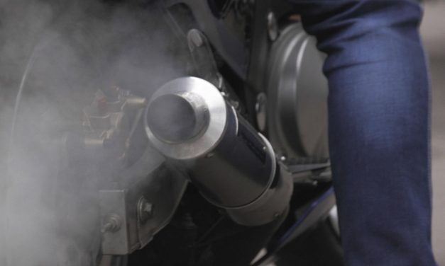 Kenapa Knalpot Motor Keluar Asap? Ini Penyebabnya