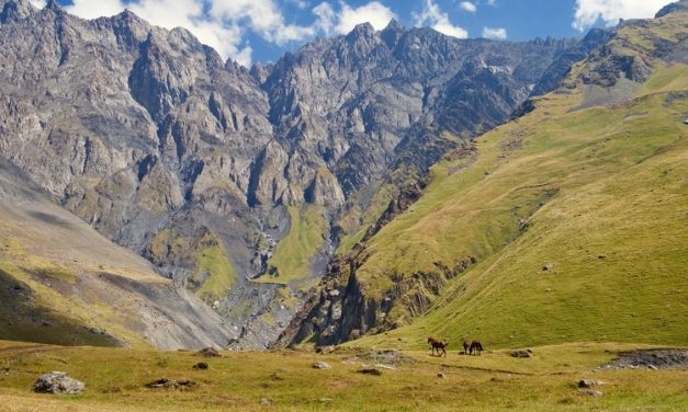 Georgian Military Highway Lintasan Sejuk Dan Indah Di Dunia