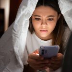 Waspada Doom Scrolling, Ancaman Serius Bagi Kesehatan Mental