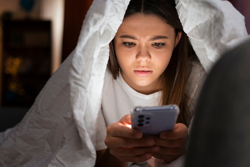 Waspada Doom Scrolling, Ancaman Serius Bagi Kesehatan Mental